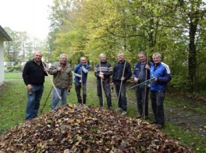 laubrechen_am_friedhof