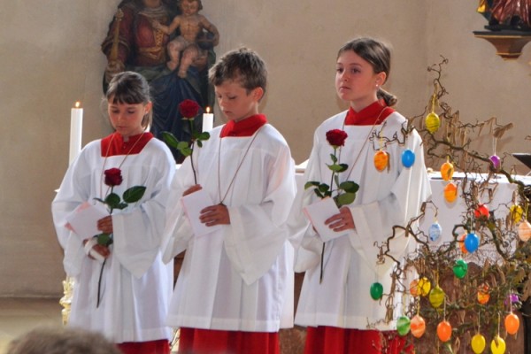 Ministrantenneuaufnahme im Zeichen der Rose ...